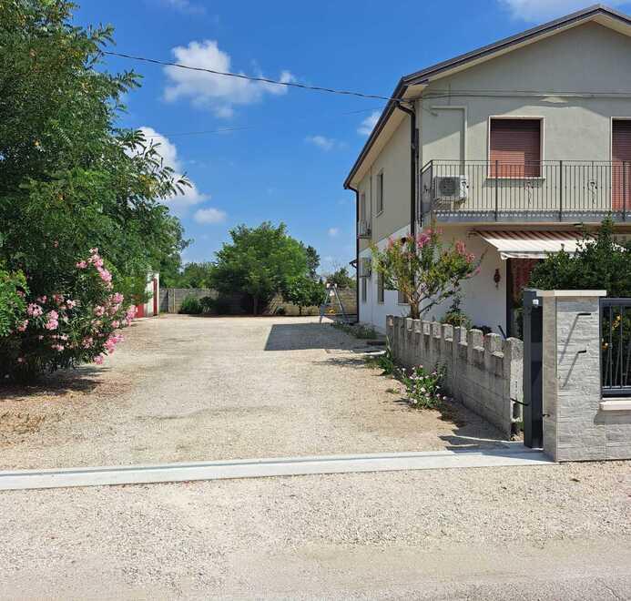 Monticelli, donna travolta dal cancello di ferro