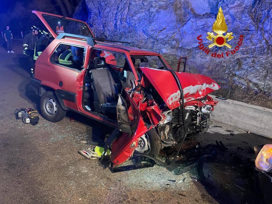 Baunei, scontro frontale sull’Orientale sarda: due feriti