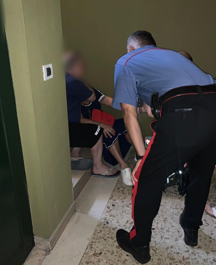 Intrappolata in ascensore, anziana presa dal panico