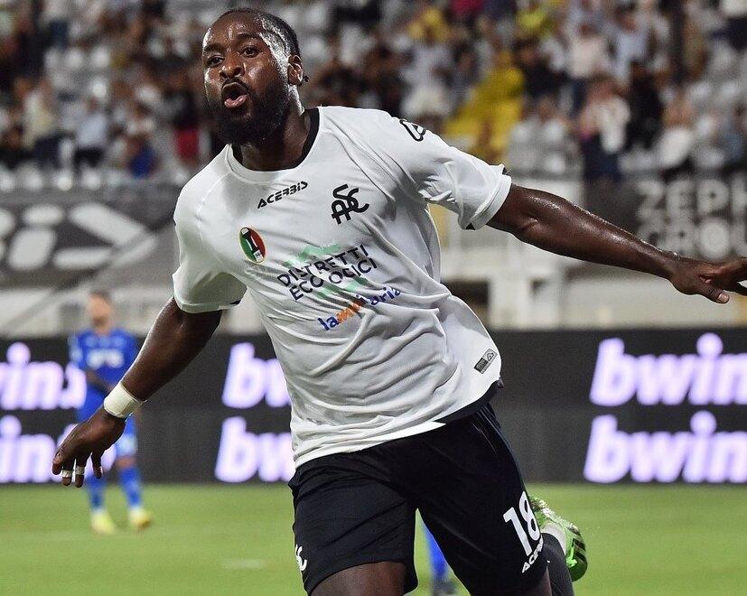 Nzola con la maglia dello Spezia