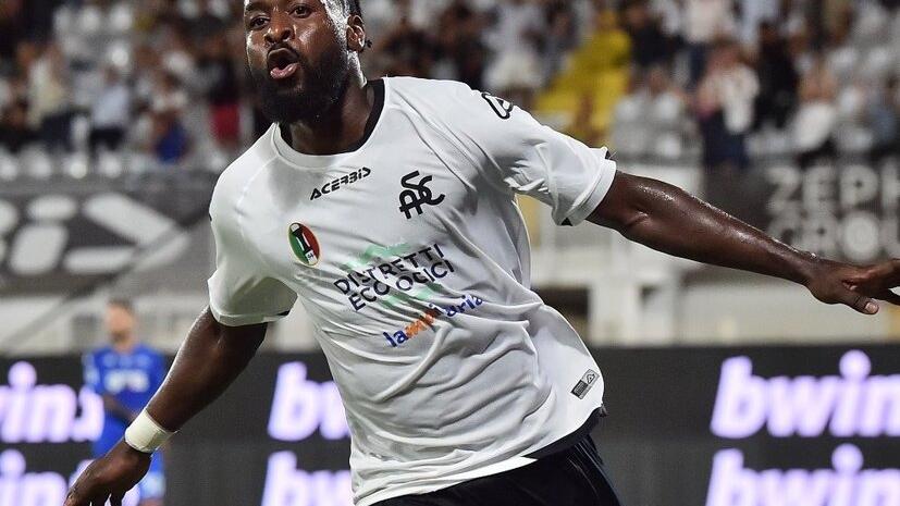 Nzola con la maglia dello Spezia