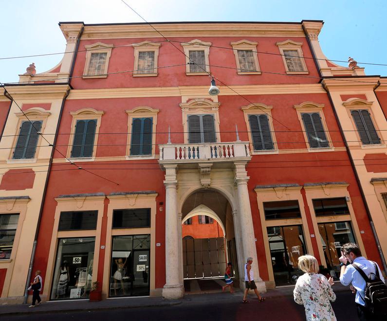 Modena, cantiere Palazzo Solmi: limitazione in via Emilia centro 
