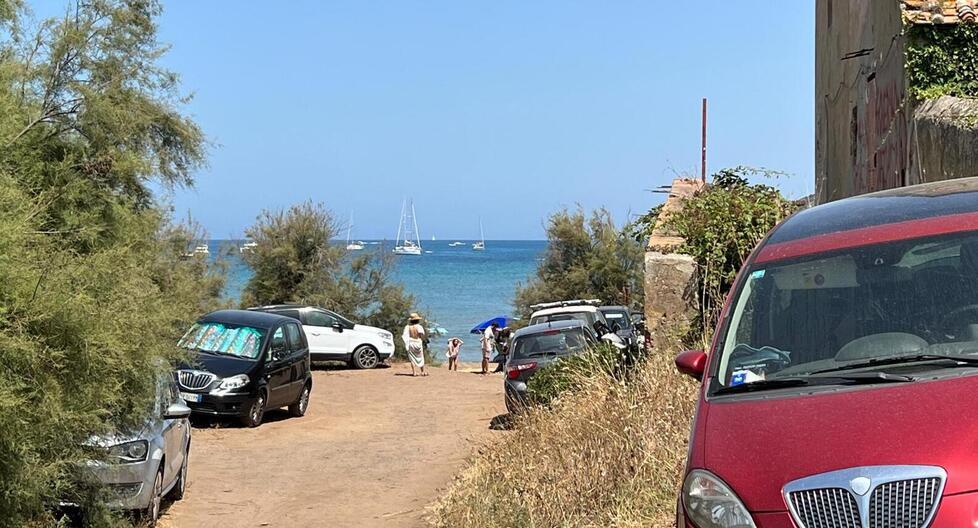 Al Casone il parcheggio è da far west e si sfiora la rissa. A Baratti si va in spiaggia ad ogni costo