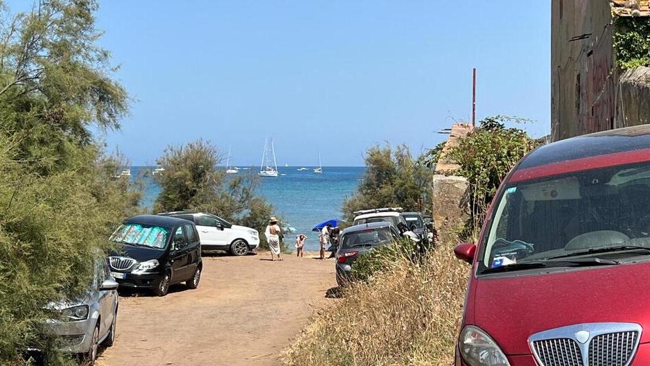 Al Casone il parcheggio è da far west e si sfiora la rissa. A Baratti si va in spiaggia ad ogni costo