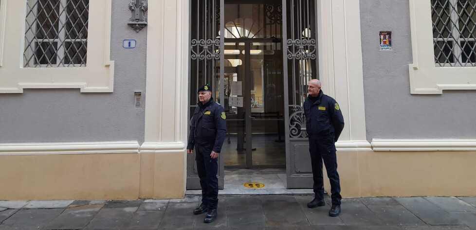 Due guardie giurate all'ingresso del tribunale