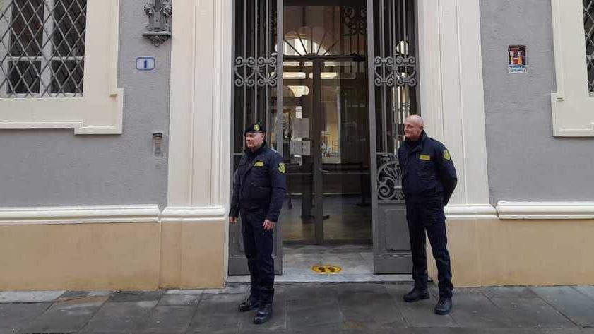 Due guardie giurate all'ingresso del tribunale