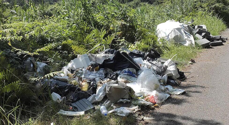 Coltano, via dell’Idrovora colma di rifiuti: discarica a cielo aperto nel Parco