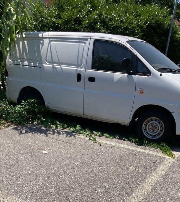 San miniato, il parcheggio di via Gramsci diventa un cimitero delle auto