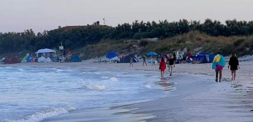 Spiagge bianche di Vada, risveglio con venti tende abusive