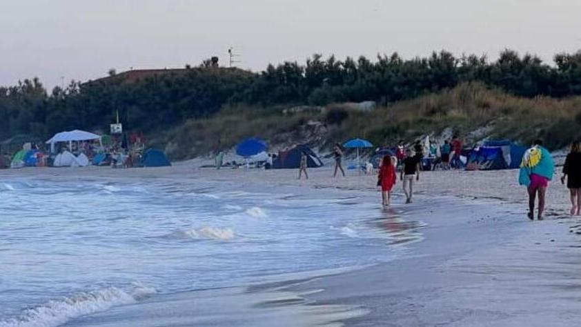 Spiagge bianche di Vada, risveglio con venti tende abusive