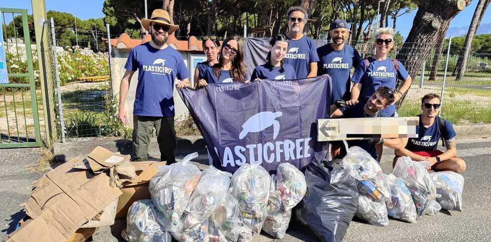 I volontari di Plastic free raccolgono&nbsp;due quintali di rifiuti in poche ore<br>
