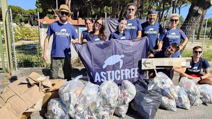 I volontari di Plastic free raccolgono due quintali di rifiuti in poche ore<br>