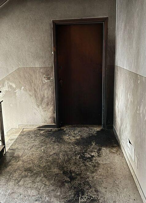 Vignola, gli incendiano la porta di casa 