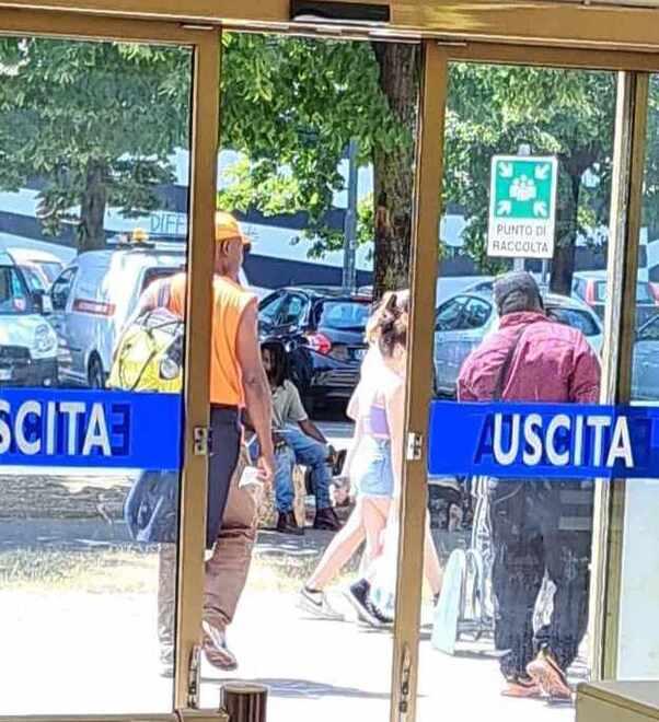 Modena. «Aggredite due commesse» 