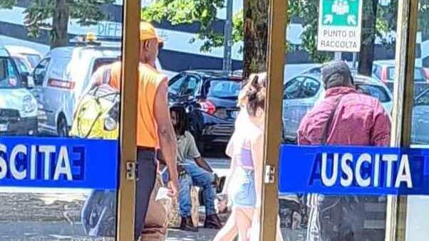Modena. «Aggredite due commesse»