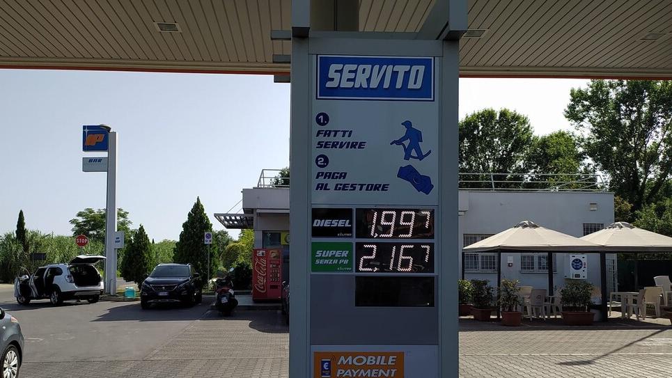 Benzina sopra i 2 euro al litro: salasso sull’esodo estivo