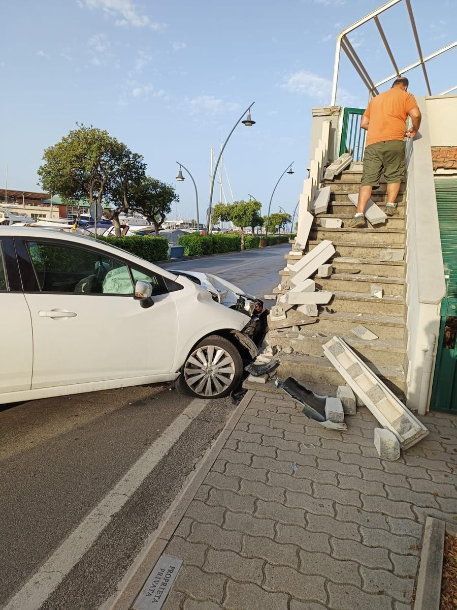 Castiglione della Pescaia, auto sbanda e distrugge la scalinata di un’abitazione