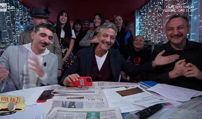 Fiorello durante una puntata del suo programma mattutino Viva Rai2