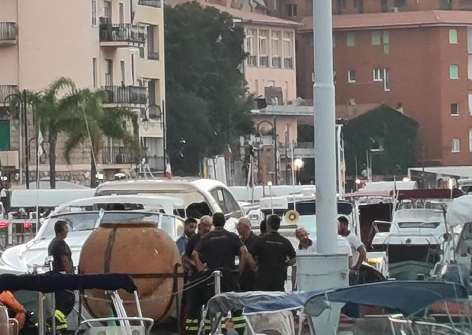 Il personale impegnato nelle ricerche al porto di Porto Ercole (foto Enzo Russo)