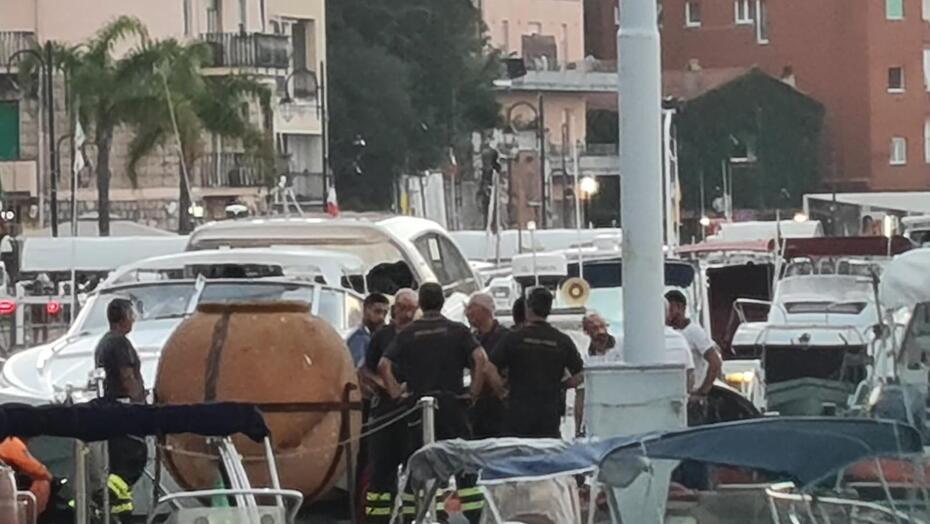 Il personale impegnato nelle ricerche al porto di Porto Ercole (foto Enzo Russo)