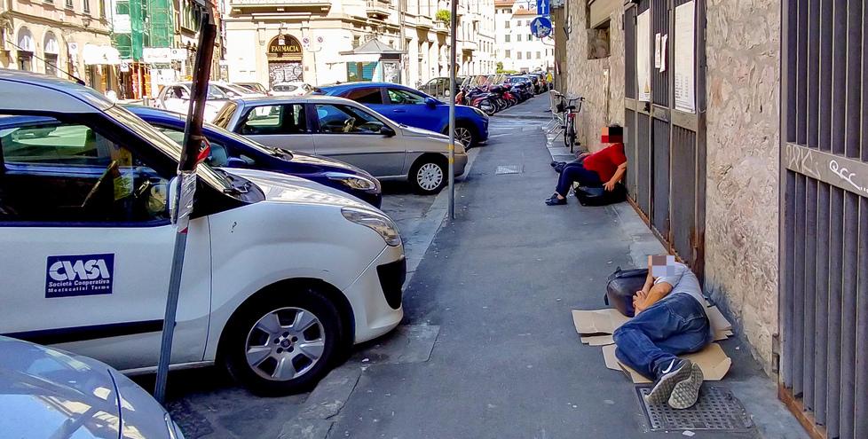 Due uomini dormono sul marciapiede di via San Pierino