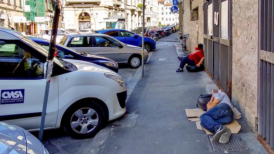 Due uomini dormono sul marciapiede di via San Pierino