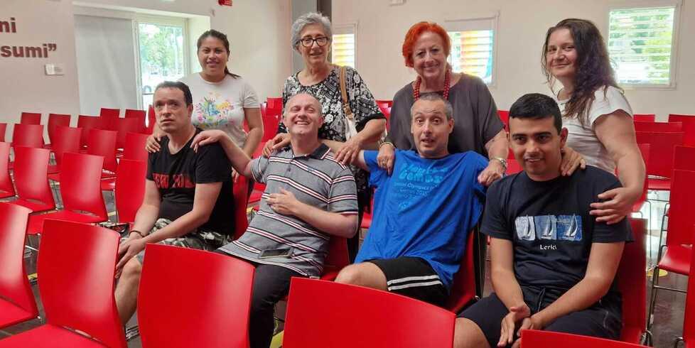 In piedi ai lati due operatrici, al centro da sinistra Rossella Nausanti e Dora Donarelli a sedere la Compagnia dei rubinotti