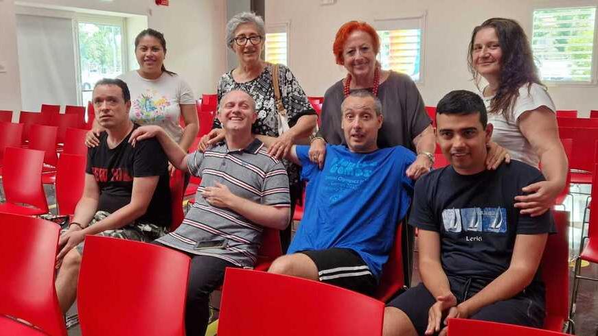 In piedi ai lati due operatrici, al centro da sinistra Rossella Nausanti e Dora Donarelli a sedere la Compagnia dei rubinotti