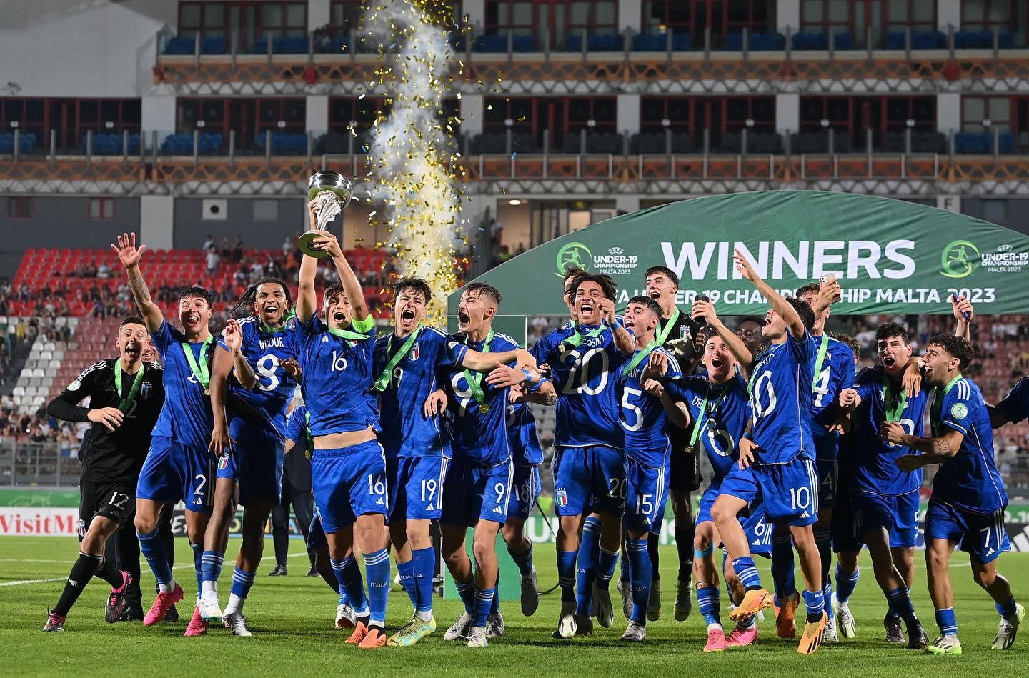 L'Italia Under 19 alza al cielo la coppa di campioni d'Europa conquistata battendo il Portogallo in finale (Foto: Nazionale Italiana Calcio)