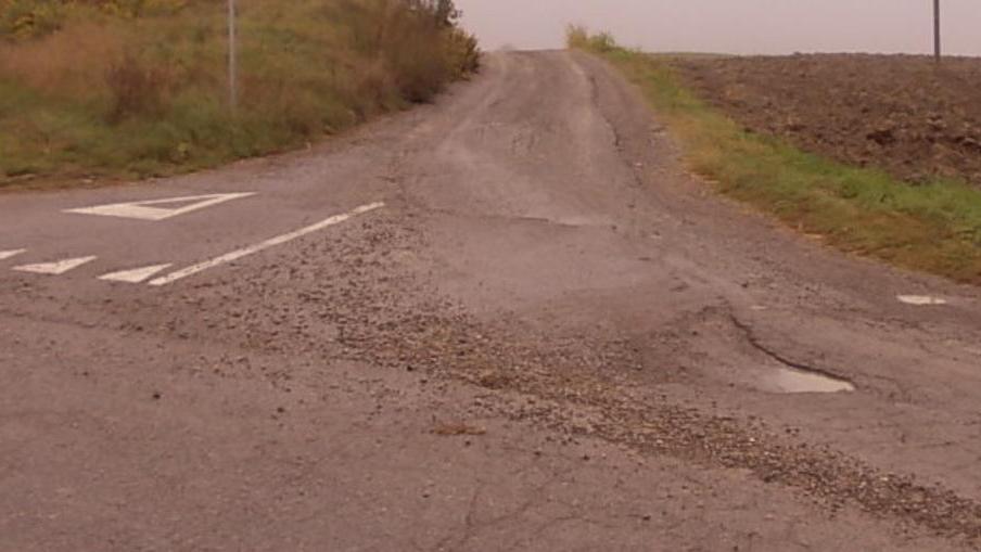 Vulcanetto erutta fango in mezzo a una strada