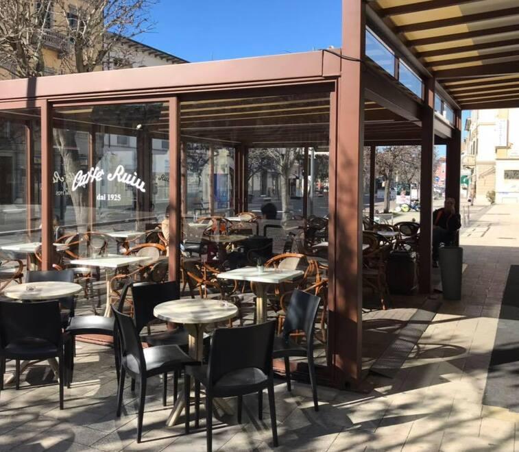 Il dehor del bar Ruiu sul corso Matteotti
