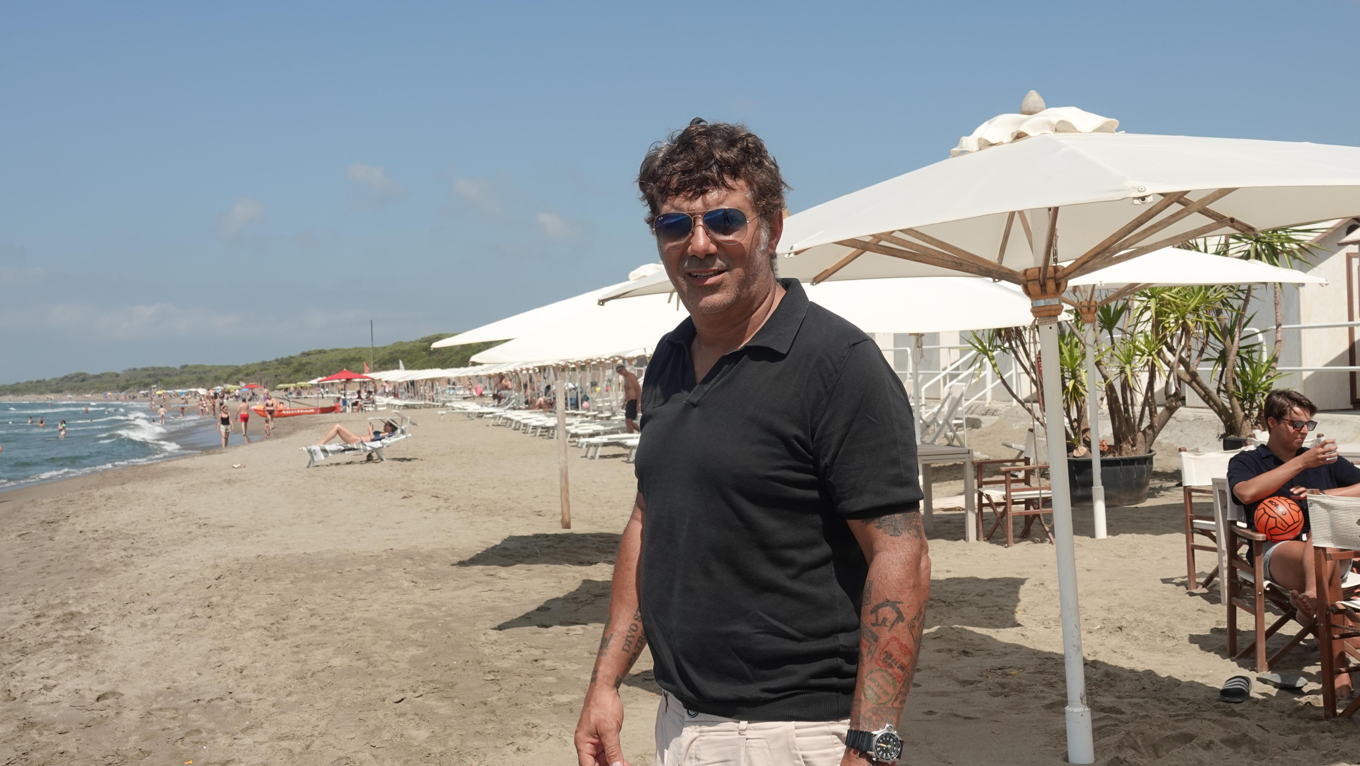 Daniele Avvento, gestore dello stabilimento e i lettini del bagno La Capannuccia sulla spiaggia della Feniglia