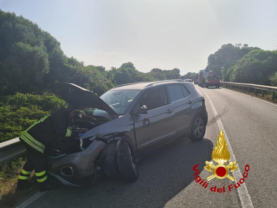 Scontro fra auto al bivio per Ruoni: padre e figlio feriti, statale 133 bis chiusa per un’ora