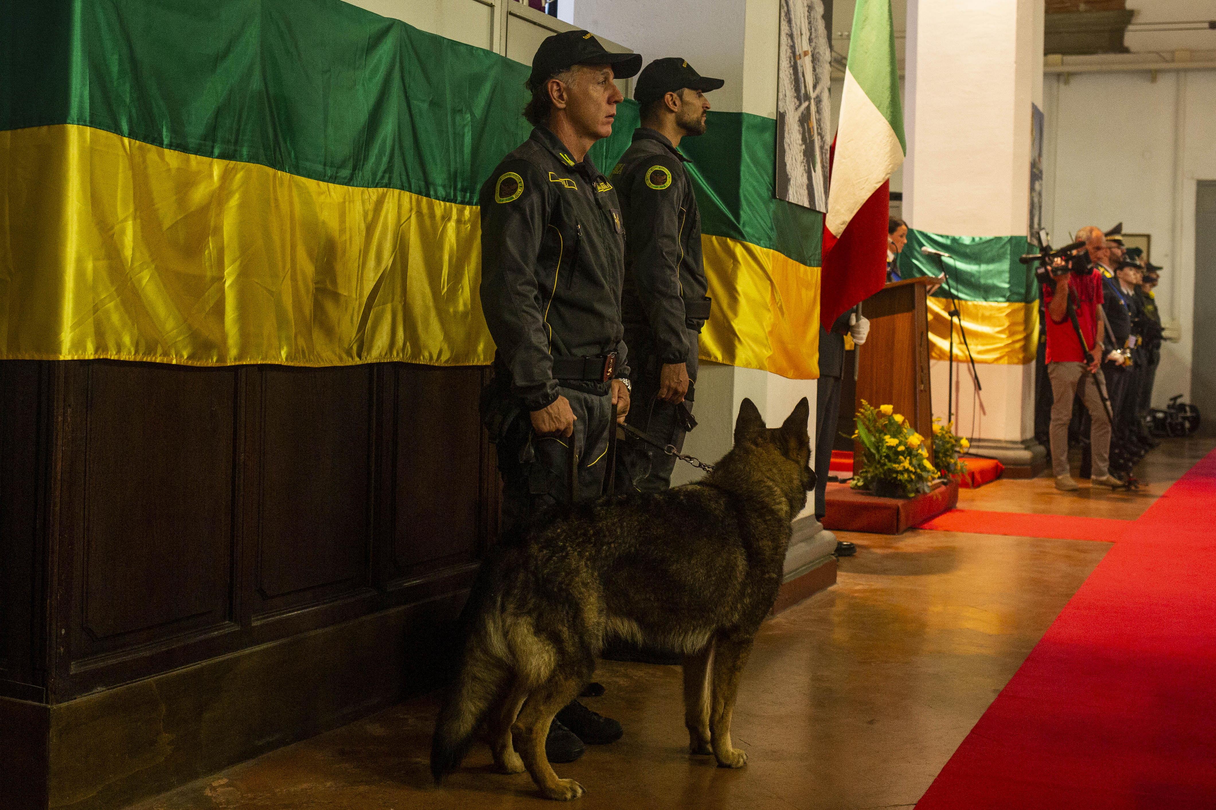 Finanzieri con un cane antidroga