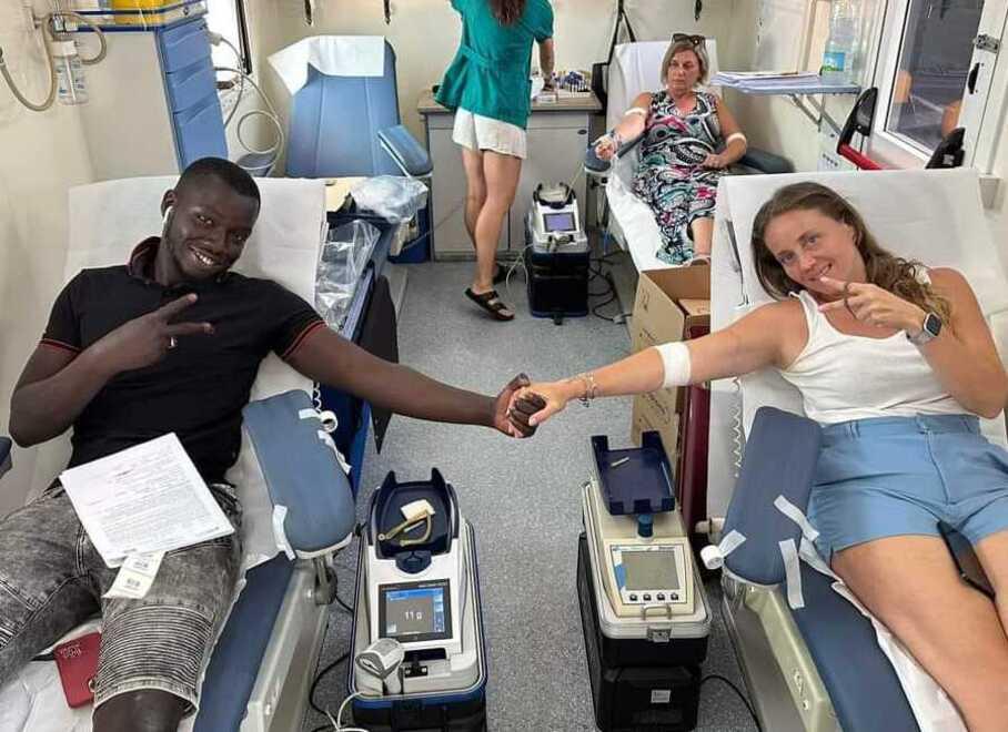 Donazione di sangue, la lezione di Fallou: arrivato in barcone ora è lui a pensare a chi sta male 