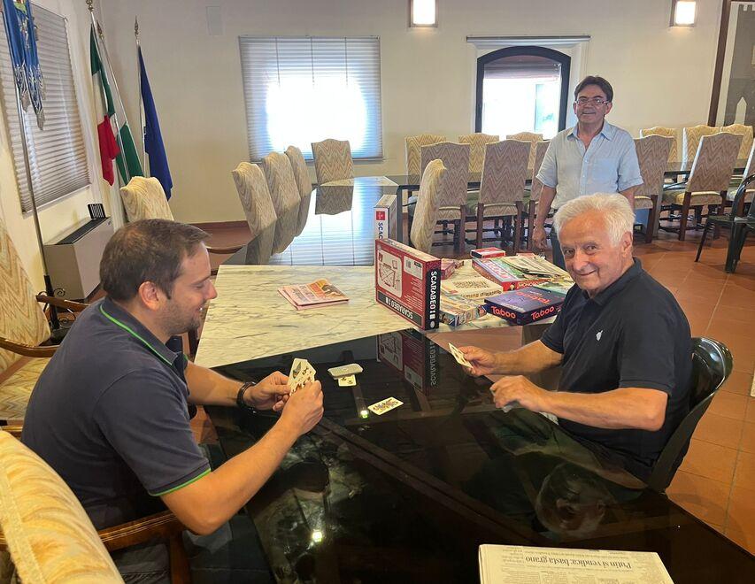 Pomeriggio al fresco in Comune, si gioca a briscola con il sindaco