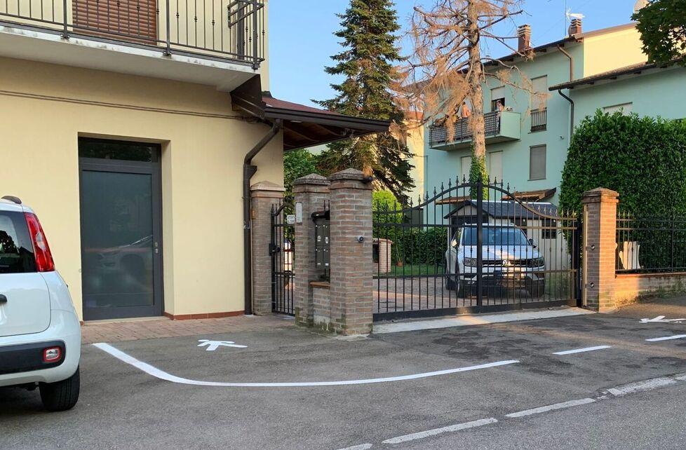 San Cesario, la protesta su via Gramsci: «Pedoni ostruiti dai mezzi» 
