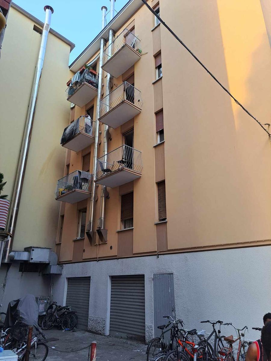 Modena, cade dal balcone al secondo piano: ferita 30enne mamma di un neonato