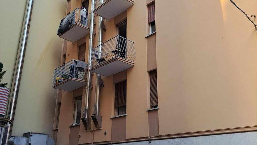 Modena, cade dal balcone al secondo piano: ferita 30enne mamma di un neonato