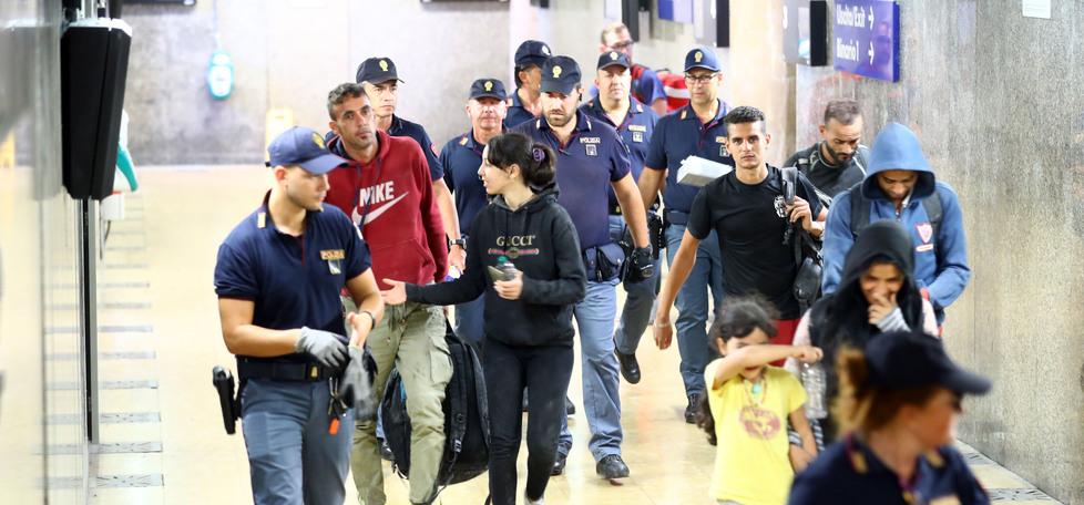 Ferrara, in arrivo 300 migranti. Il prefetto: «Costretto ad aprire maxicentri»