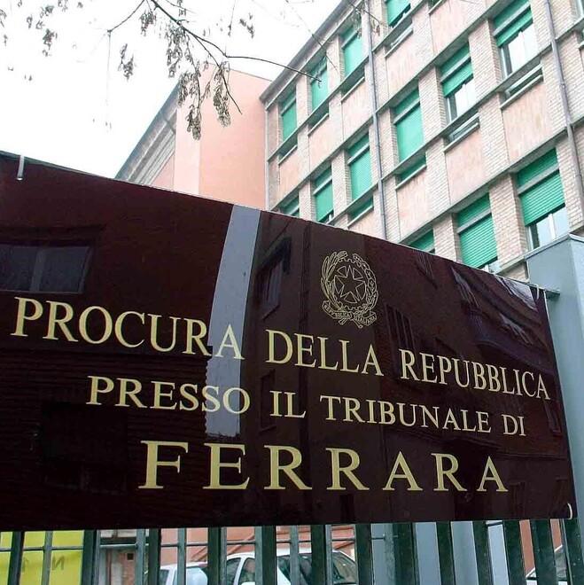 Ferrara, il cerotto antidolorifico è una truffa: medico raggirato per 75mila euro
