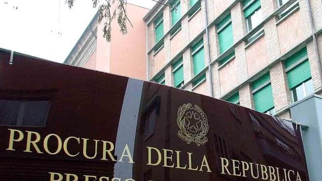 Ferrara, il cerotto antidolorifico è una truffa: medico raggirato per 75mila euro