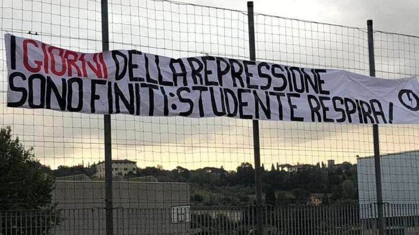 Firenze, irruzione nella scuola contro le mascherine: chi sono i 9 giovani rinviati a giudizio