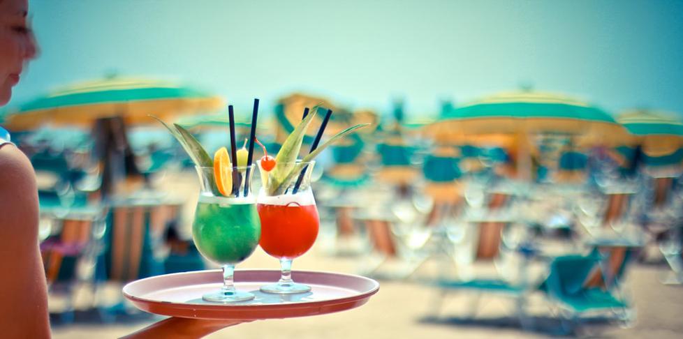 Viareggio, sigilli al bar di un bagno: sequestrati cinquanta chili di prodotti alimentari