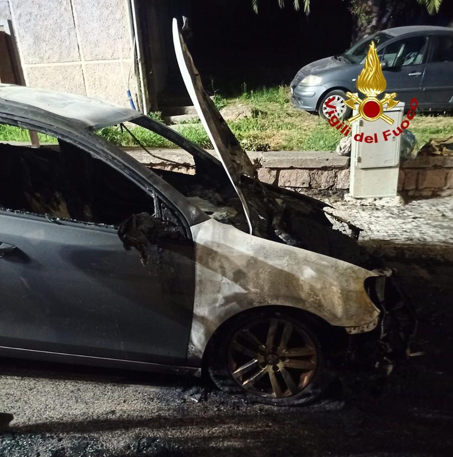 Nuoro, incendio doloso: distrutta l’auto di un 22enne