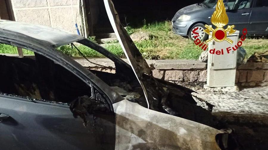Nuoro, incendio doloso: distrutta l’auto di un 22enne
