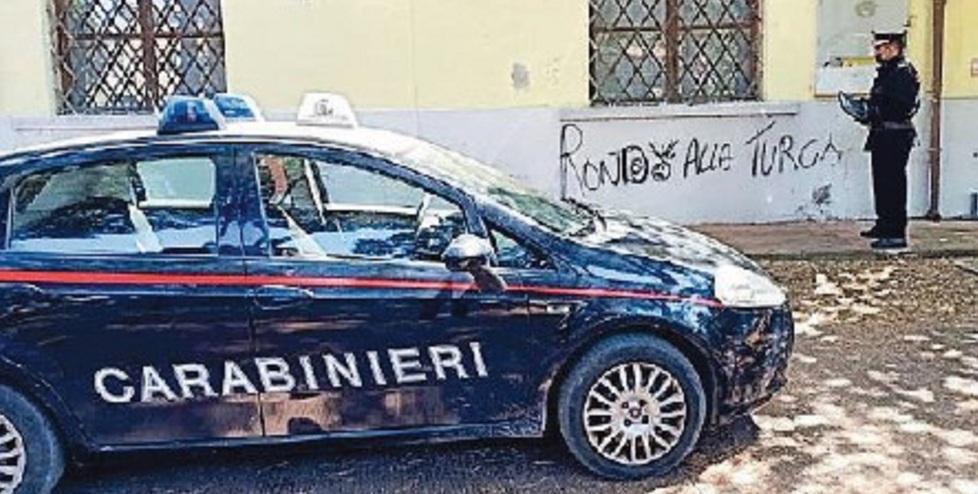Follonica, imbrattò il muro con lo spray: dovrà farsi curare per un anno