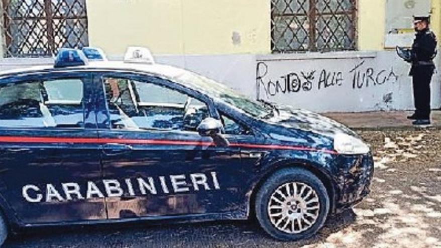 Follonica, imbrattò il muro con lo spray: dovrà farsi curare per un anno