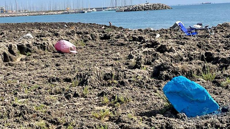 Castiglioncello, sulla scogliera dei Pungenti ora spunta anche il masso blu