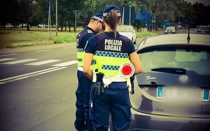Ferrara, supera la polizia ai 160 km/h: inseguito e fermato un 60enne. Patente ritirata